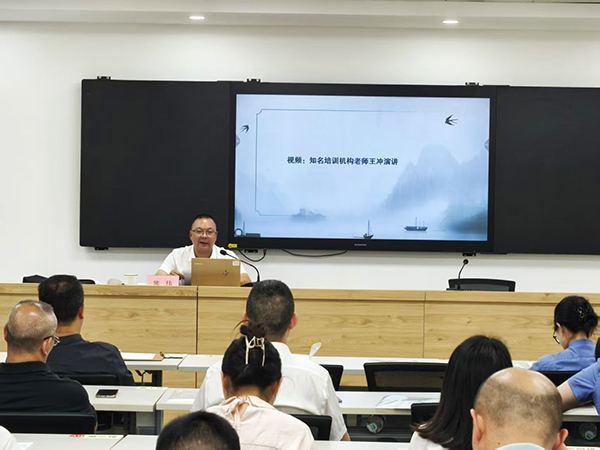 县委政法委副书记熊伟《维护社会稳定责任制规定》精神解读近景1_副本.jpg
